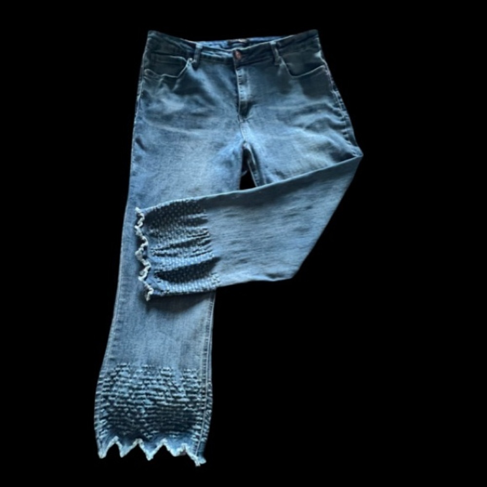 BACCINI Cropped Ankle Jeans with Ruffled Distressed Hem. Size 12 Inseam 25” - Picture 7 of 14